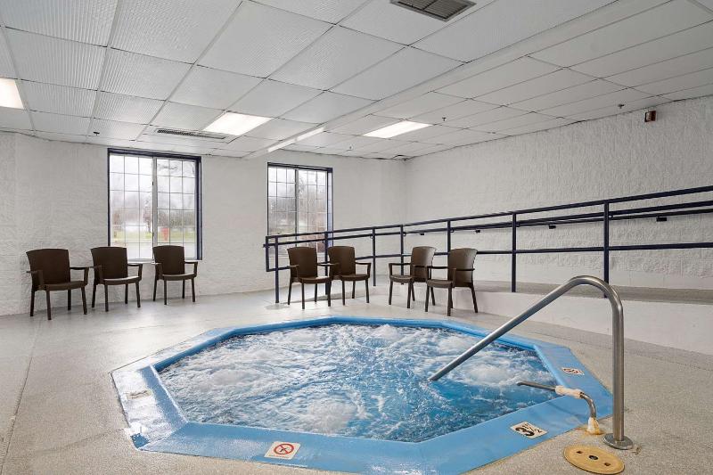 Отель Charlevoix Inn & Suites Surestay Collection By Best Western