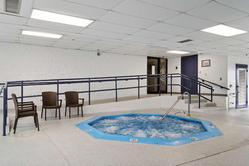 Отель Charlevoix Inn & Suites Surestay Collection By Best Western