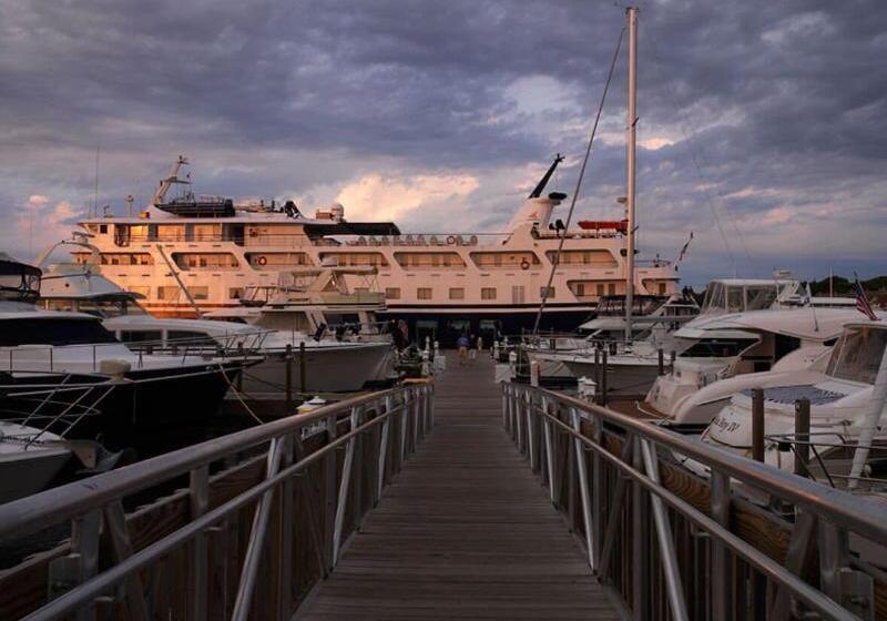 Отель Charlevoix Inn & Suites Surestay Collection By Best Western