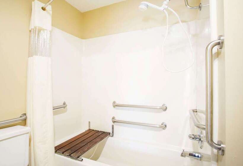 فندق Days Inn By Wyndham Evansdale Waterloo