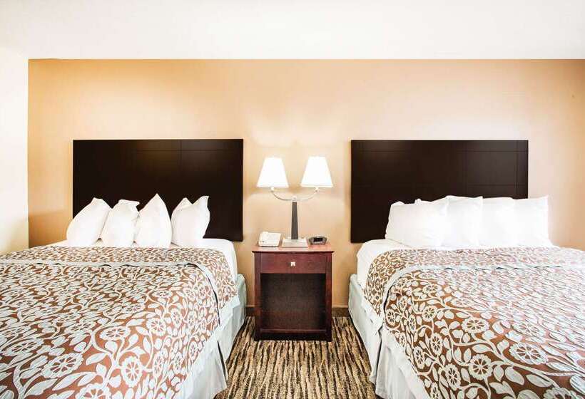 فندق Days Inn By Wyndham Evansdale Waterloo