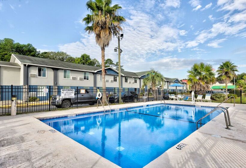 호텔 Days Inn By Wyndham Savannah Gateway I95