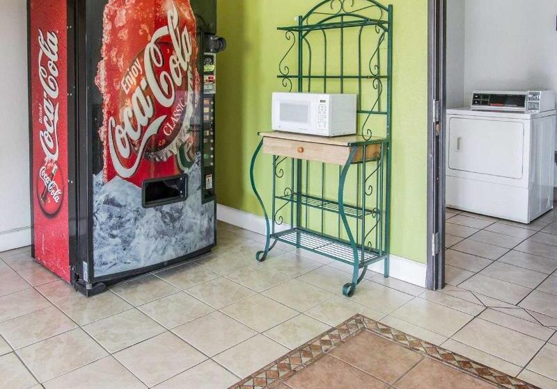 호텔 Days Inn By Wyndham Savannah Gateway I95