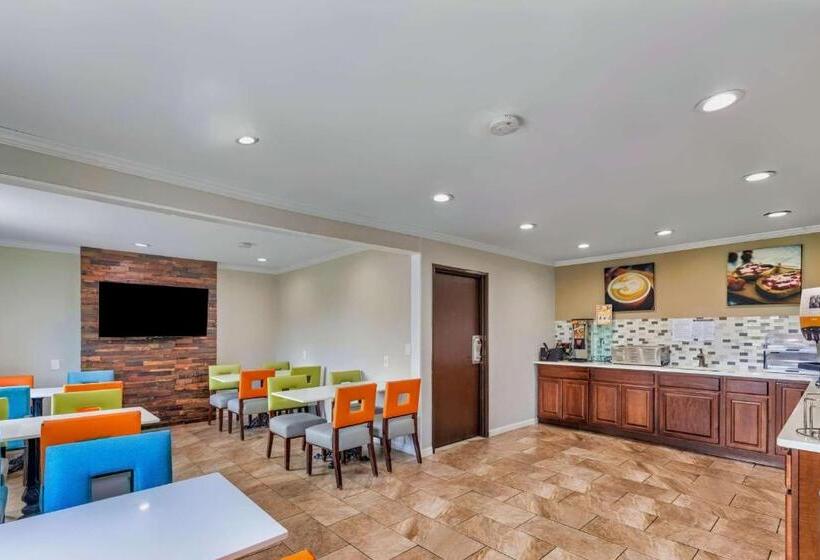 호텔 Days Inn By Wyndham Savannah Gateway I95