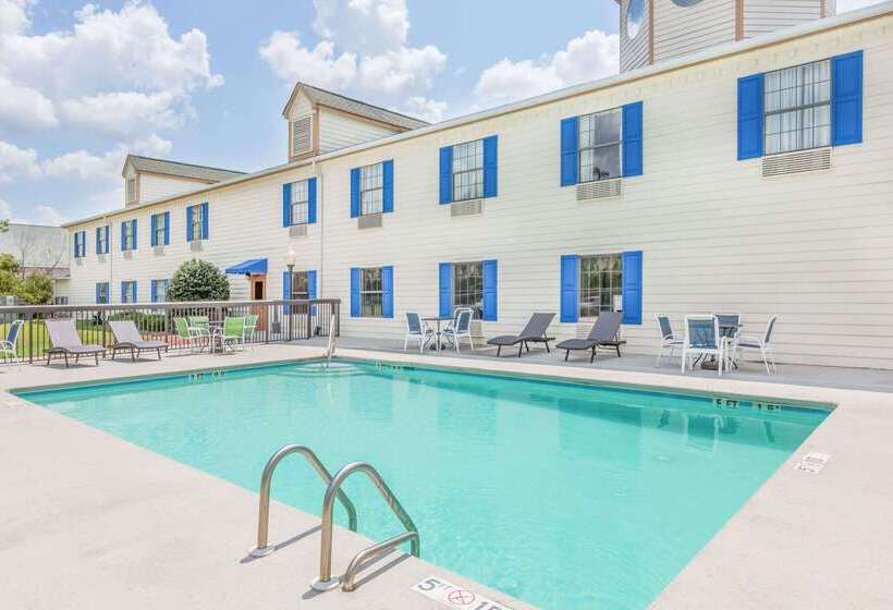 호텔 Days Inn By Wyndham Shallotte