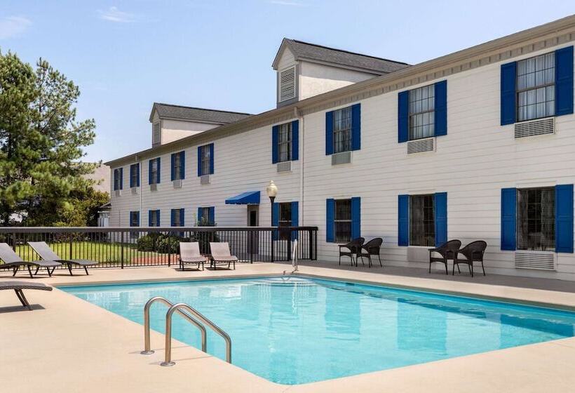 Отель Days Inn By Wyndham Shallotte