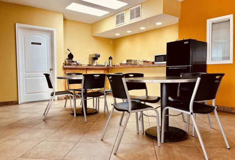 هتل Econo Lodge Del Rio
