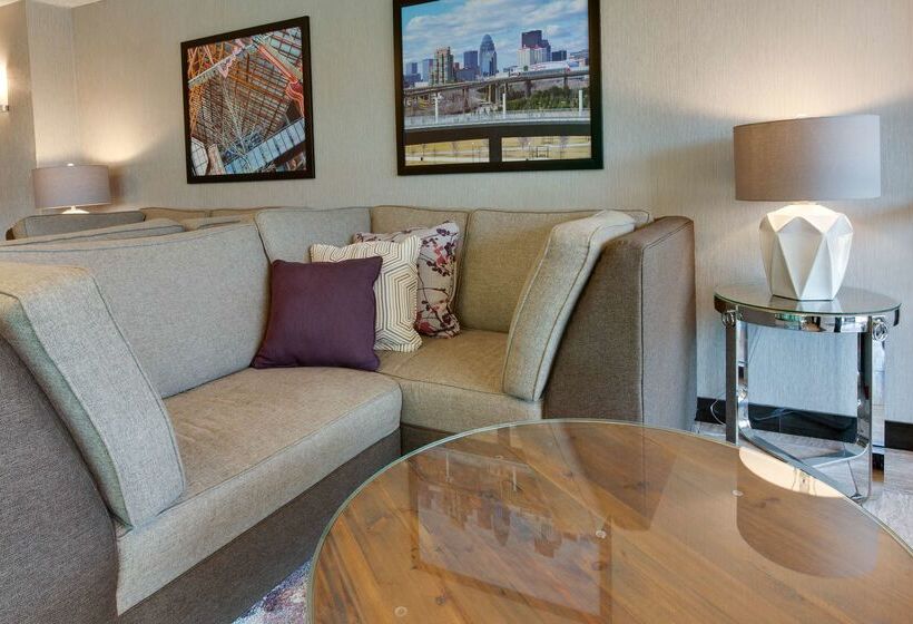 هتل Drury Inn & Suites Louisville East