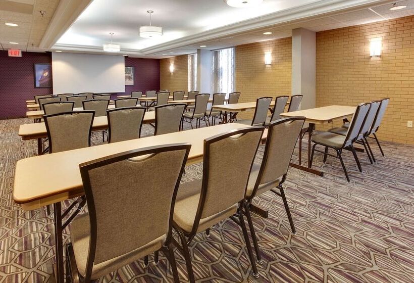 هتل Drury Inn & Suites Louisville East