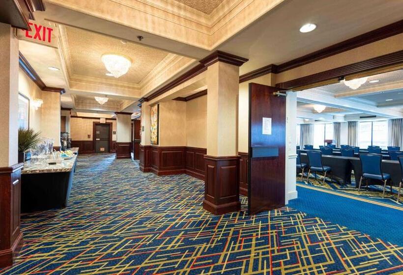 هتل Drury Plaza St Louis At The Arch