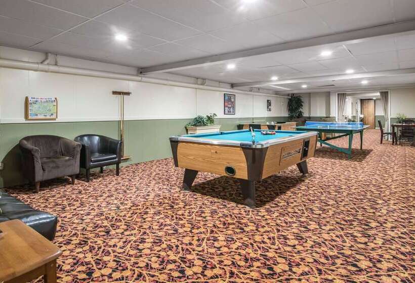 فندق Econo Lodge Inn & Suites