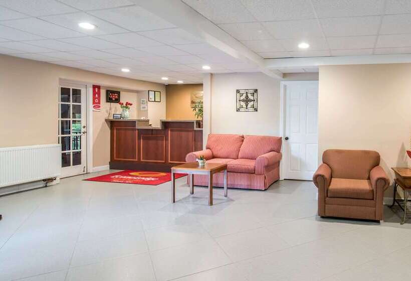 فندق Econo Lodge Inn & Suites