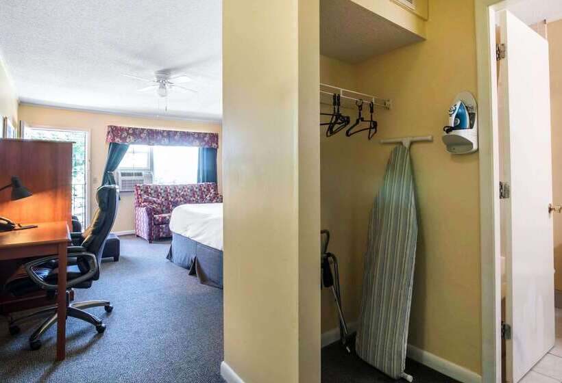 فندق Econo Lodge Inn & Suites
