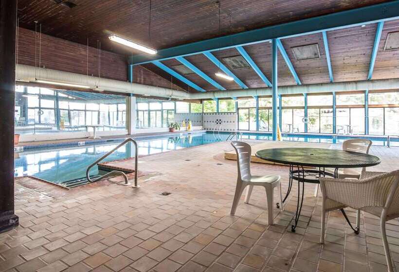 فندق Econo Lodge Inn & Suites