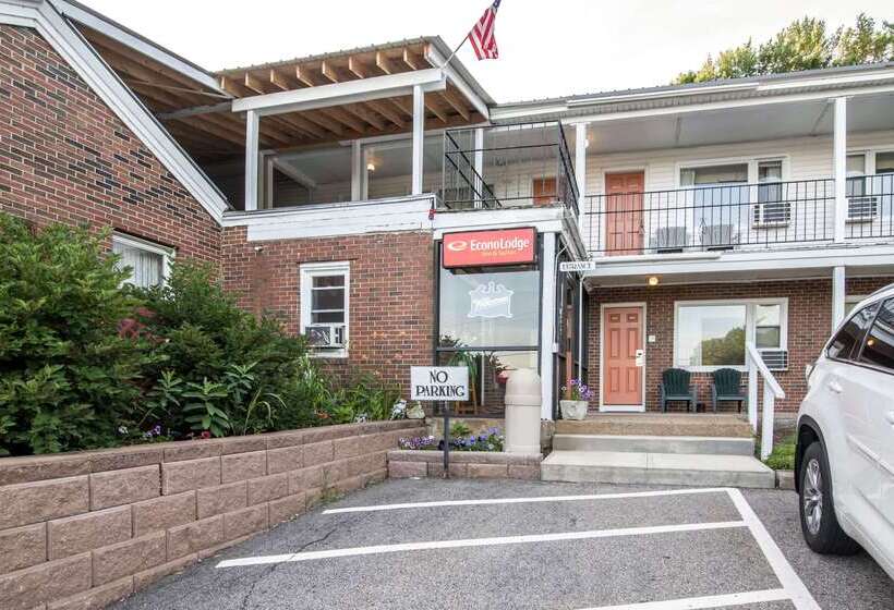 فندق Econo Lodge Inn & Suites