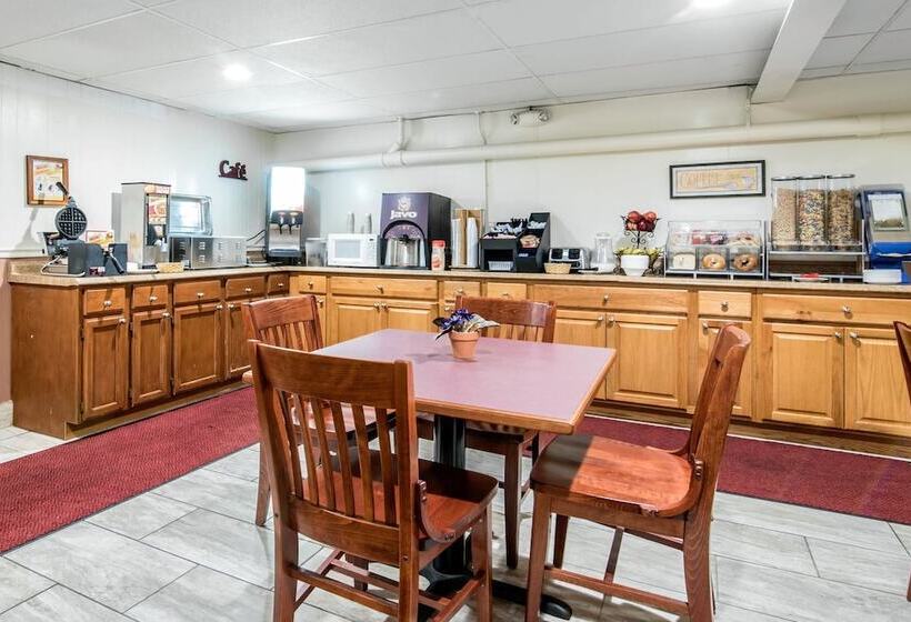 فندق Econo Lodge Inn & Suites