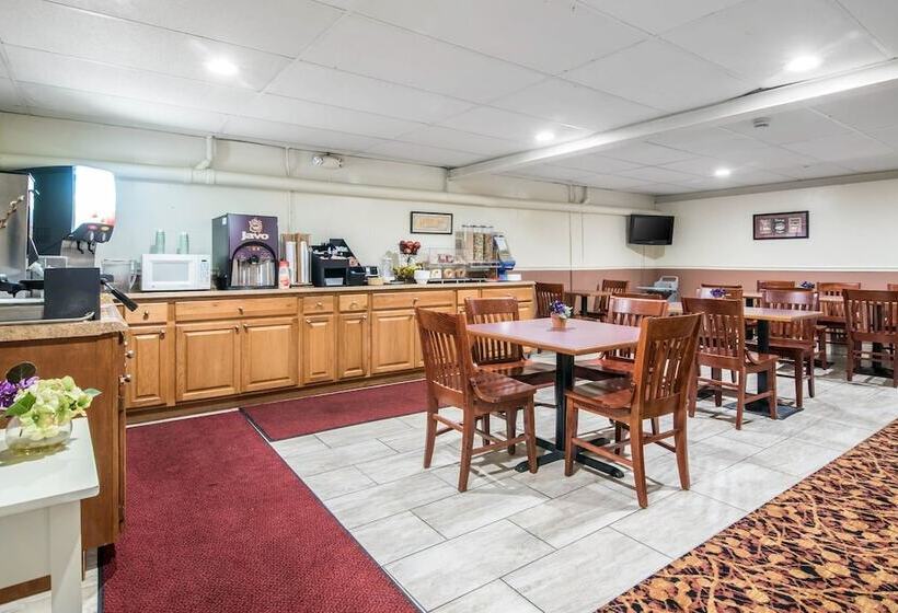 فندق Econo Lodge Inn & Suites