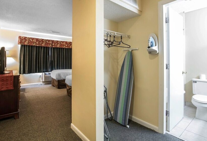 فندق Econo Lodge Inn & Suites