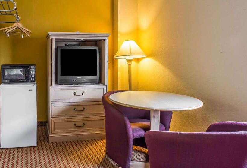 ホテル Econo Lodge Inn & Suites