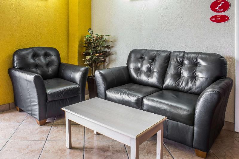 ホテル Econo Lodge Inn & Suites