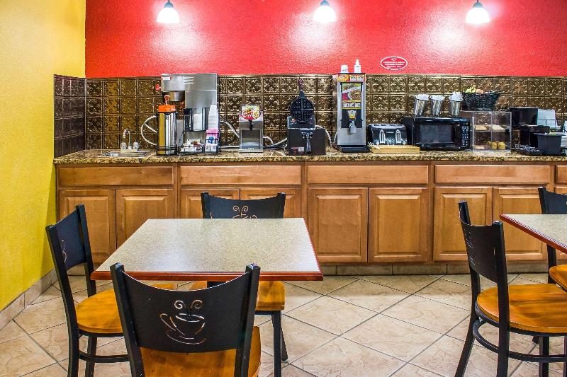 ホテル Econo Lodge Inn & Suites