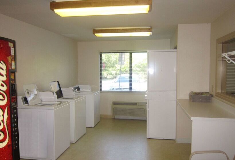 Отель Southpoint Suites