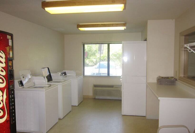 בית מלון כפרי Southpoint Suites