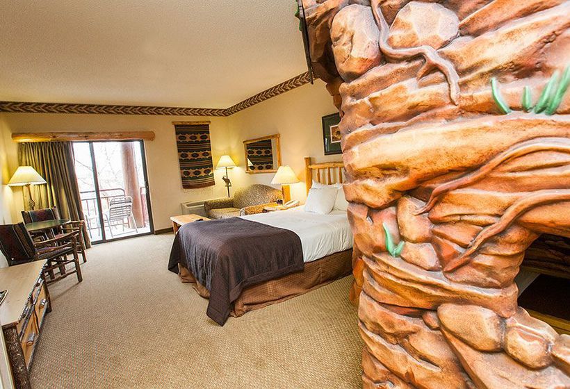 בית מלון כפרי Holiday Inn Fitchburg Waterpark