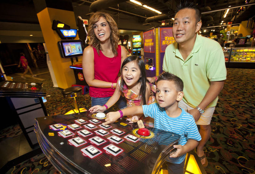 בית מלון כפרי Holiday Inn Fitchburg Waterpark