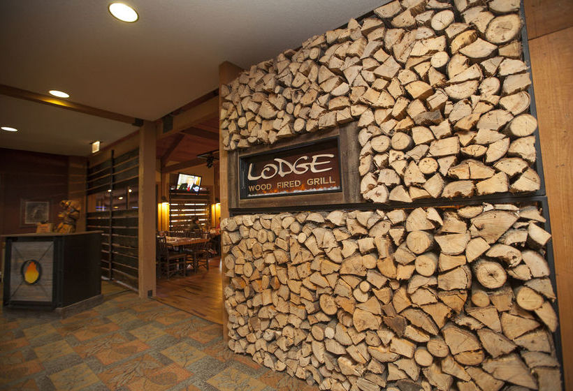 בית מלון כפרי Holiday Inn Fitchburg Waterpark