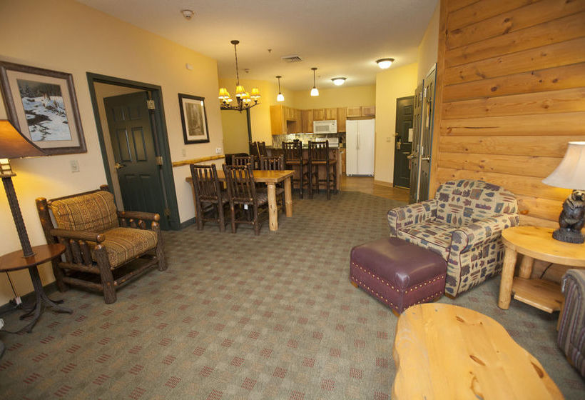 בית מלון כפרי Holiday Inn Fitchburg Waterpark