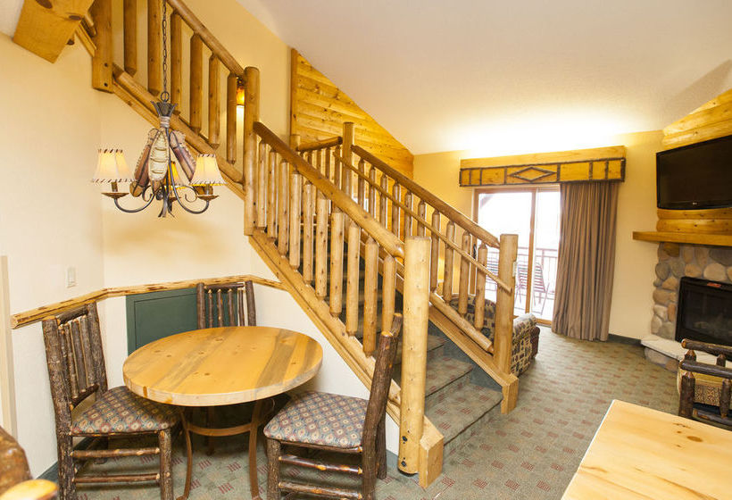 בית מלון כפרי Holiday Inn Fitchburg Waterpark