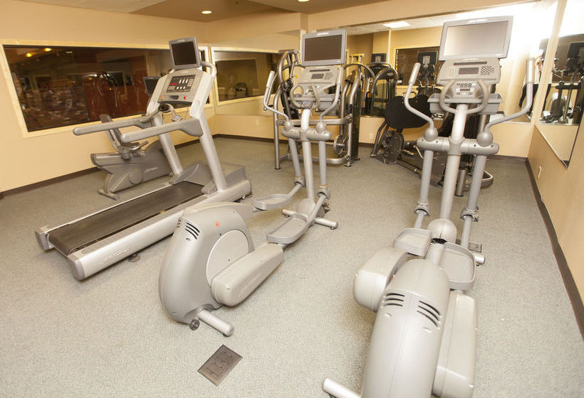 בית מלון כפרי Holiday Inn Fitchburg Waterpark