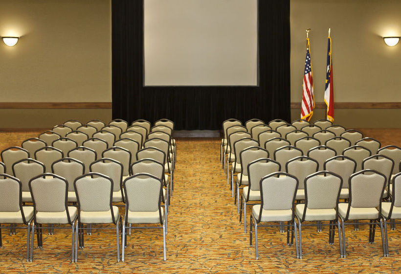 בית מלון כפרי Holiday Inn Fitchburg Waterpark