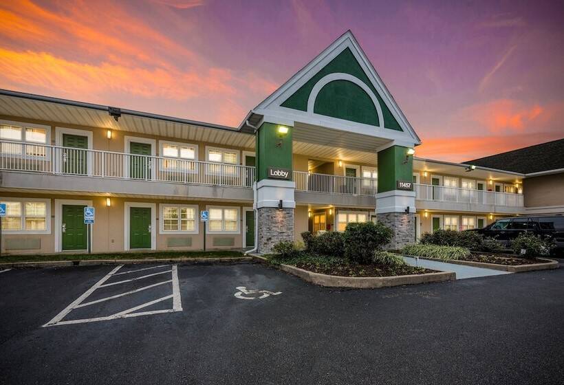 Отель Hometowne By Red Roof Studios Cincinnati Sharonville