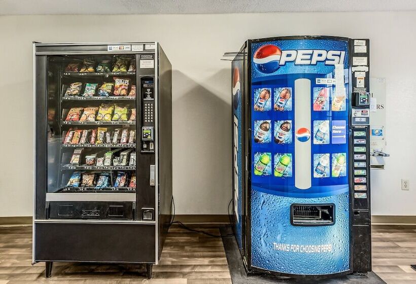 Отель Hometowne By Red Roof Studios Cincinnati Sharonville