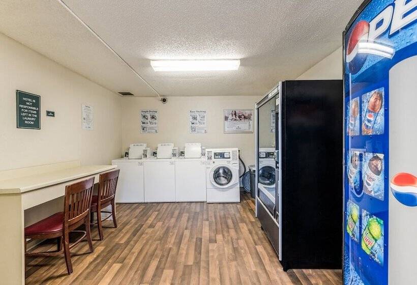 Отель Hometowne By Red Roof Studios Cincinnati Sharonville