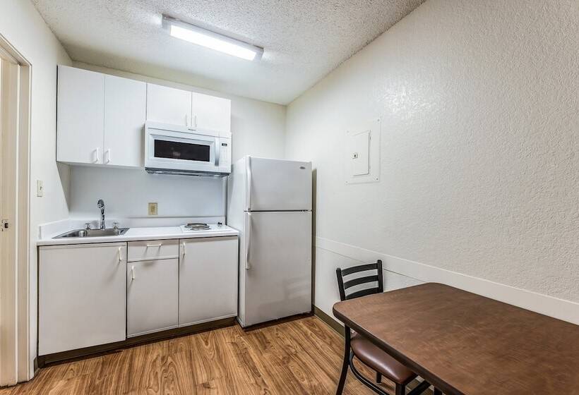 Отель Hometowne By Red Roof Studios Cincinnati Sharonville