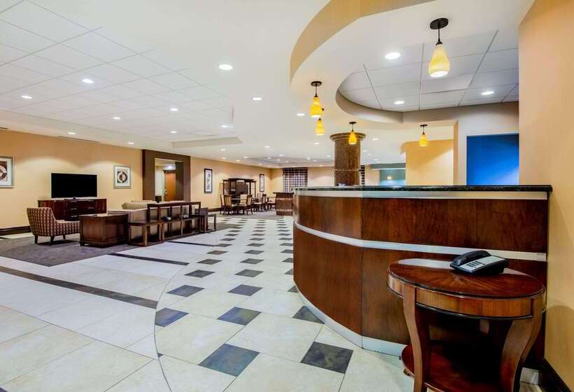 Отель La Quinta Inn & Suites Bel Air