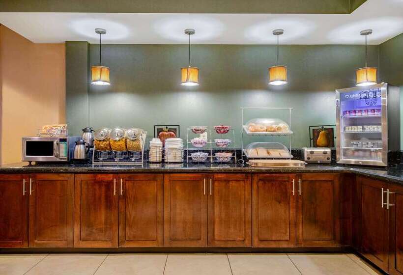 Отель La Quinta Inn & Suites Bel Air