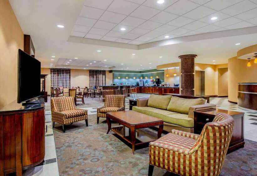 Отель La Quinta Inn & Suites Bel Air