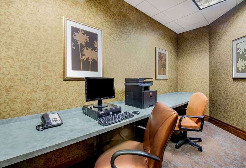 Отель La Quinta Inn & Suites Bel Air