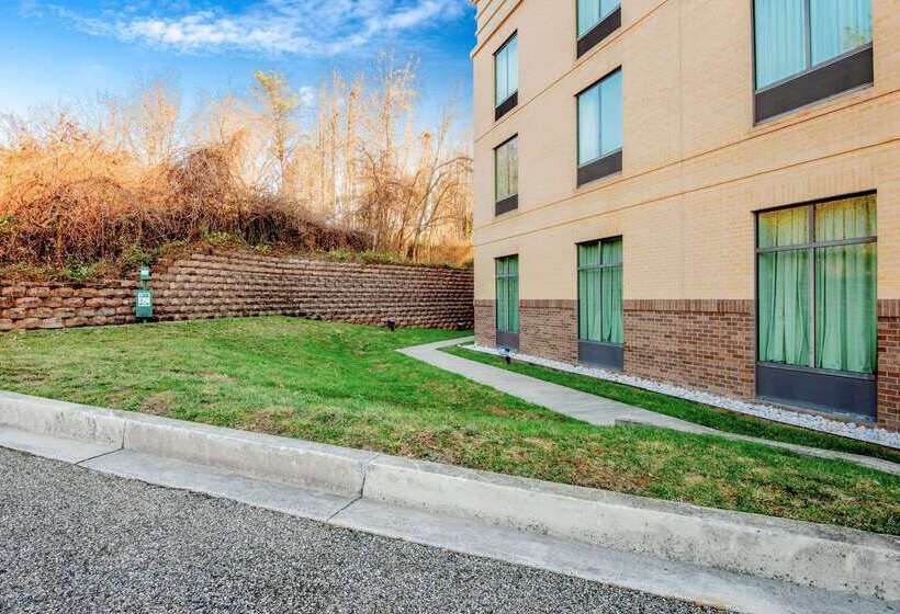 Отель La Quinta Inn & Suites Bel Air