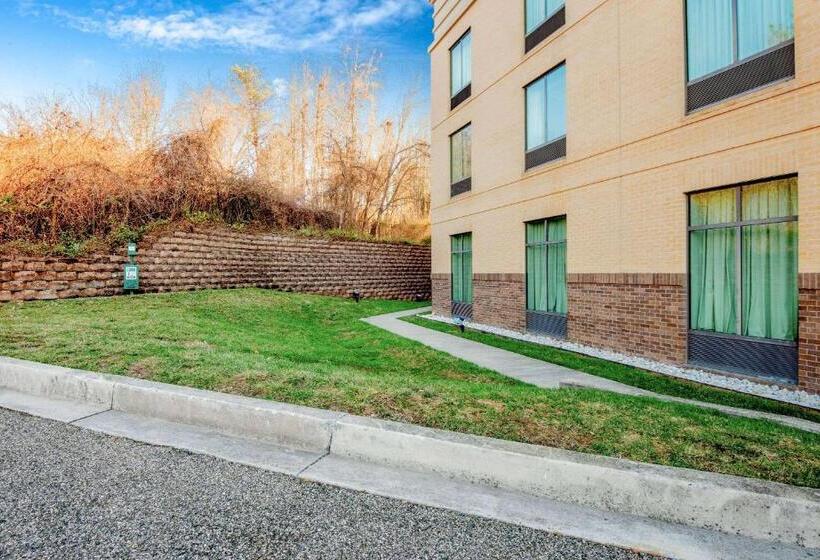 Отель La Quinta Inn & Suites Bel Air