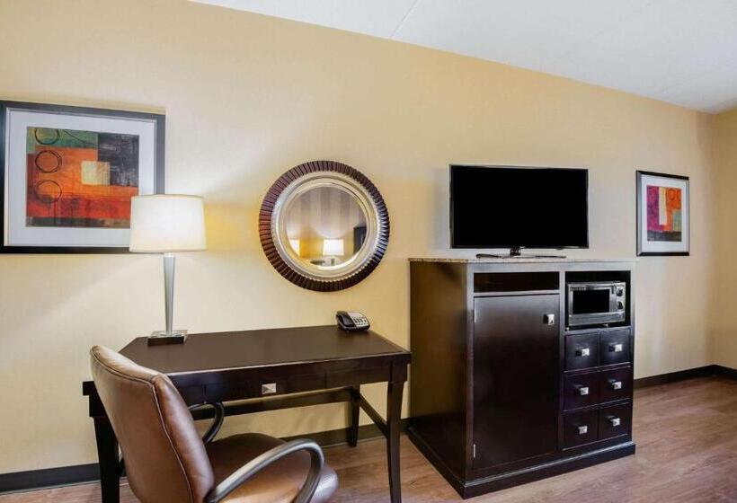 Отель La Quinta Inn & Suites Bel Air