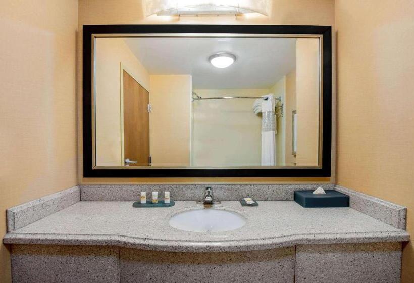 Отель La Quinta Inn & Suites Bel Air