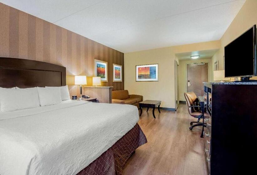 Отель La Quinta Inn & Suites Bel Air