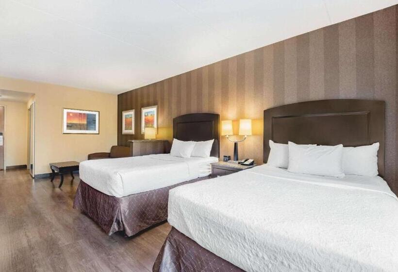 Отель La Quinta Inn & Suites Bel Air