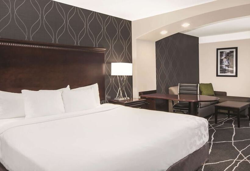 Отель Fairfield By Marriott Inn & Suites Fresno Riverpark