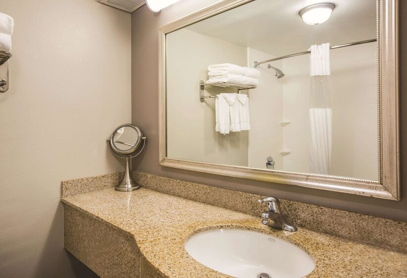 Отель Fairfield By Marriott Inn & Suites Fresno Riverpark